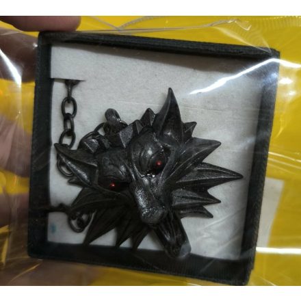 Fekete farkasfej medál piros szemmel, láncon - ÚJ