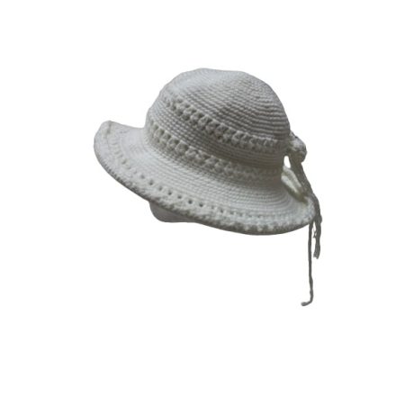 Fehér horgolt kalap