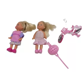 Két kis játék baba biciklivel, biciklis sisakkal