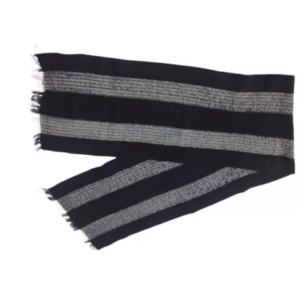 145 cm hosszú fekete-fehér csíkos téli kötött sál