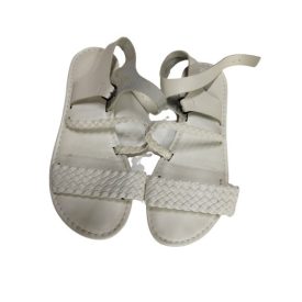 36-os fehér lapos talú szandál, fonott pántos