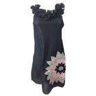 Női S-es fekete selyem hatású virágos fodros alkalmi ruha - Stella