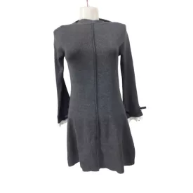   Női M-es szürke kötött ruha  fehér fodorral az ujja végén