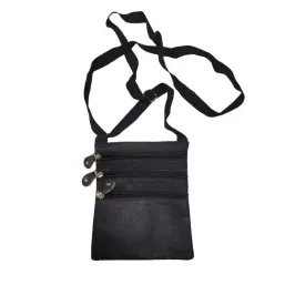 Fekete feliratos kis oldaltáska