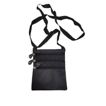Fekete feliratos kis oldaltáska