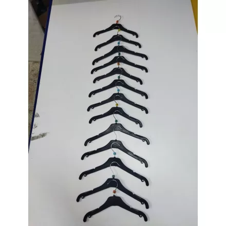 13 db-os fekete gyerek vállfa csomag méretjelölővel