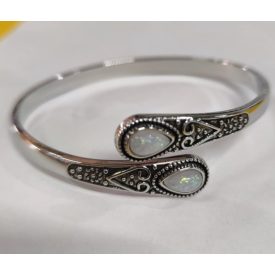   Elegáns állítható ezüst színű karkötő fehér kővel - ÚJ