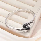Elegáns állítható ezüst színű karkötő fekete kővel - ÚJ