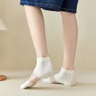 Női vagy nagylány fehér, arannyal átszőtt virágos nylon zokni - ÚJ