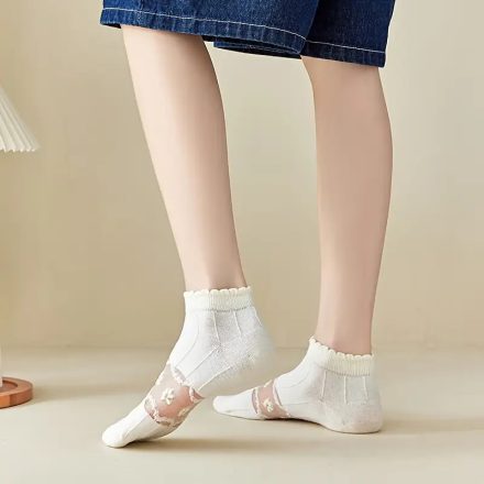Női vagy nagylány fehér, arannyal átszőtt virágos nylon zokni - ÚJ